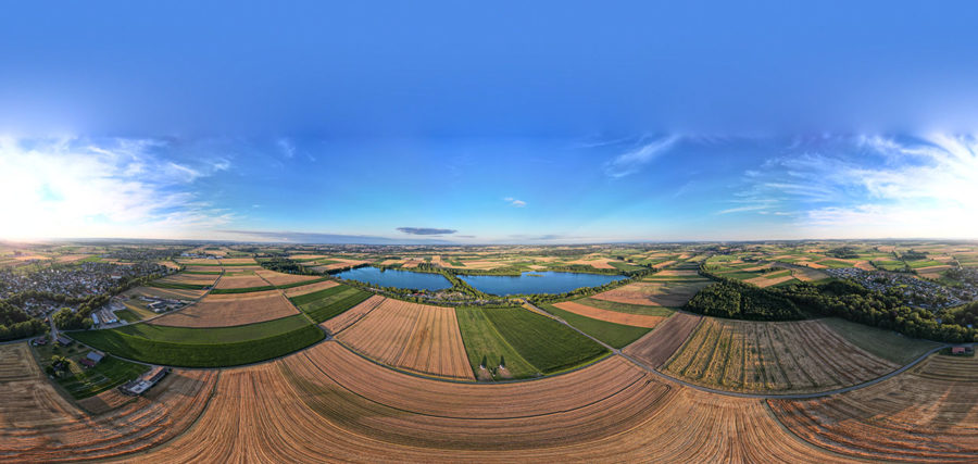 Der Laupheimer Badesee dient als Naherholungsgebiet für Laupheim und die angrenzenden Gemeinden. Das Luftbild ist ein 360-Grad Panorama, welches mit der DJI Mini 3 Pro Drohne aufgenommen wurde.