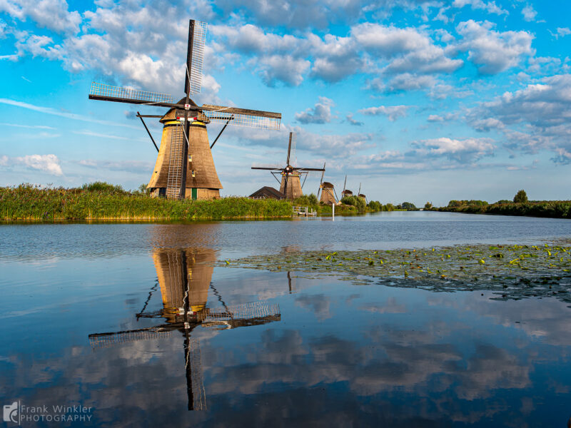 Kinderdijk ist ein kleiner Ort in den Niederlanden, der etwa 15 Kilometer südöstlich von Rotterdam in der Provinz Südholland liegt. Kinderdijk ist berühmt für seine in Reihe und Glied angeordneten Windmühlen und definitiv eine touristische Attraktion. Man kann entlang der Mühlen über befestigte Wege spazieren oder auch mit dem Rad fahren.