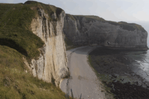 Basejumper springt von Steilklippe