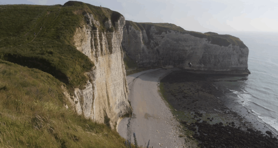Basejumper springt von Steilklippe