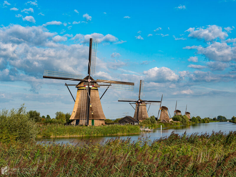 Kinderdijk ist ein kleiner Ort in den Niederlanden, der etwa 15 Kilometer südöstlich von Rotterdam in der Provinz Südholland liegt. Kinderdijk ist berühmt für seine in Reihe und Glied angeordneten Windmühlen und definitiv eine touristische Attraktion. Man kann entlang der Mühlen über befestigte Wege spazieren oder auch mit dem Rad fahren.